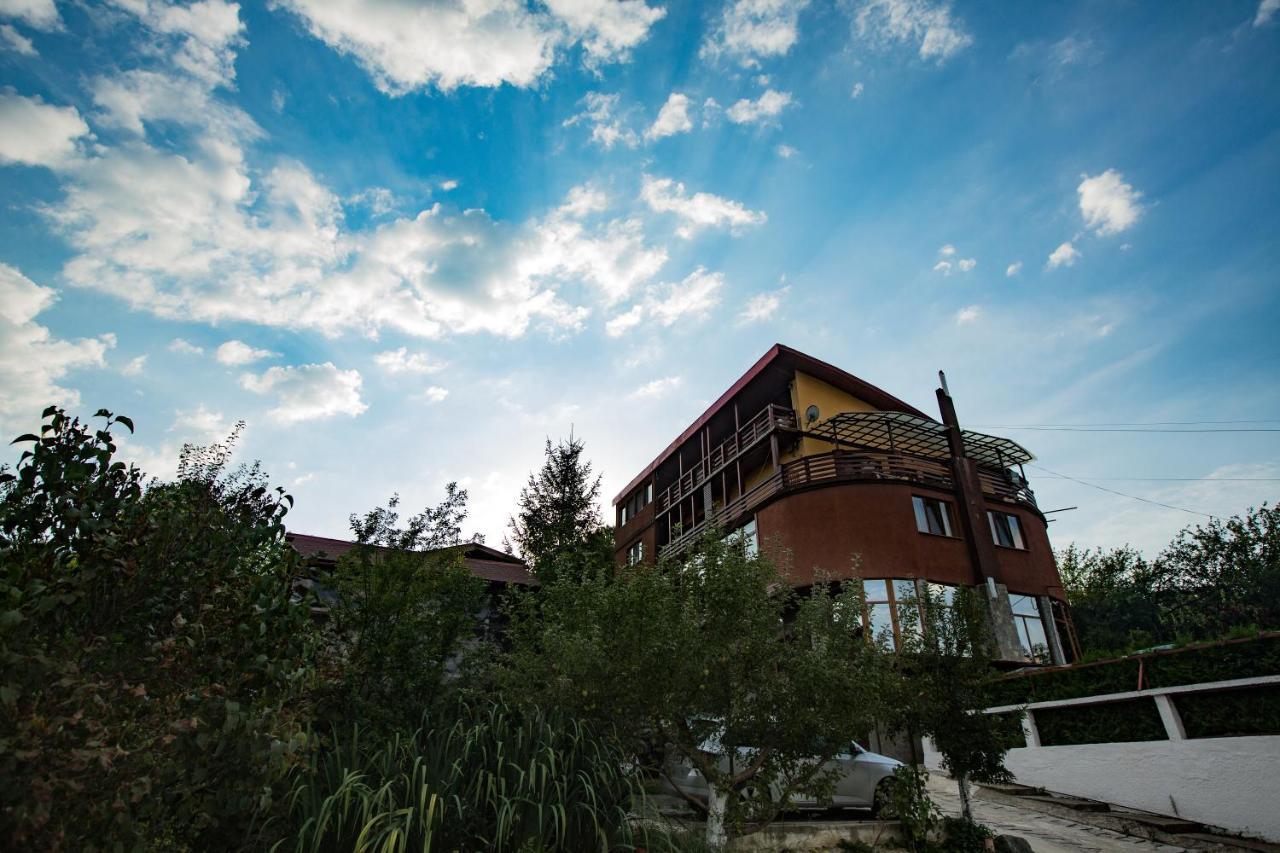 Hotel Casa Moroeni Exterior foto